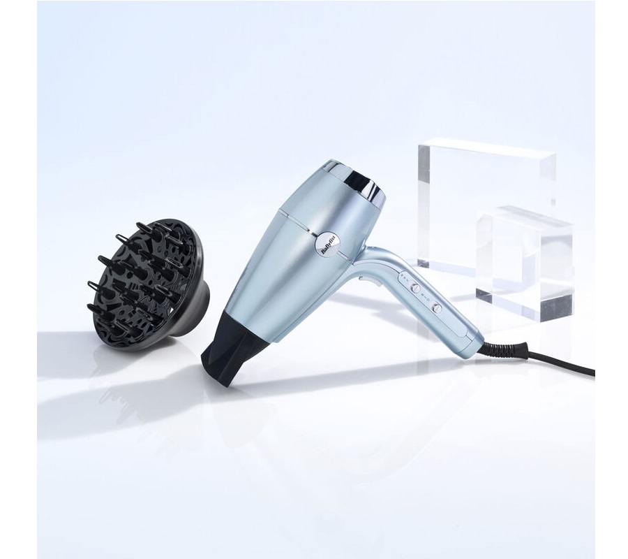 Suszarka do włosów Babyliss Hydro Fusion 2100 niebieska pod skosem z dyfuzorem obok